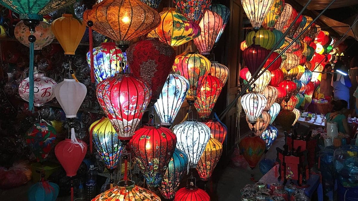 Vietnam Festivals 2026: Tet, Hue & Lanterns - Vietnam eVisa News Article